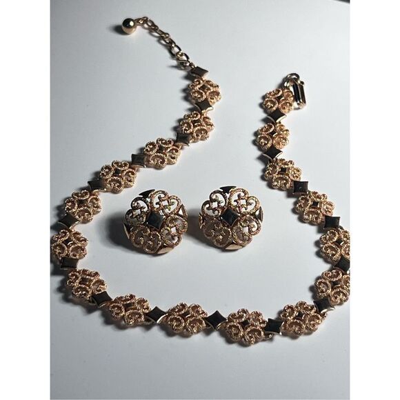 Vintage Avon Choker Necklace w/ Matching Clip On Earring Set in Brushed Goldtone - Picture 4 of 13